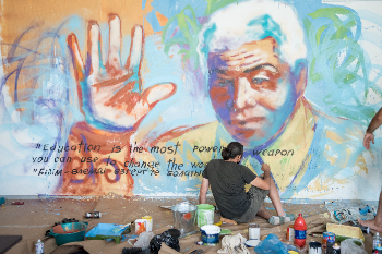 Мурал Нельсона Манделы нанес казахстанский художник на стенах колоний